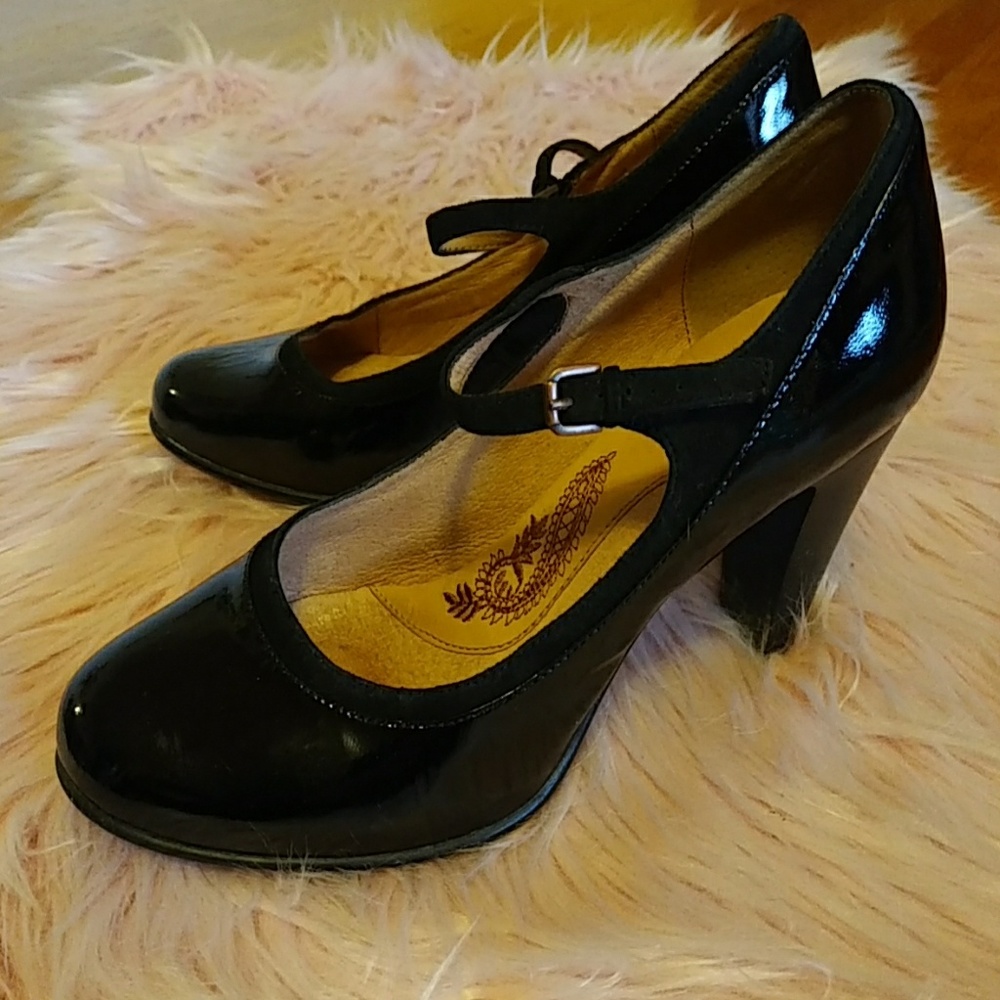 Sofft black leather strap high heels pumps